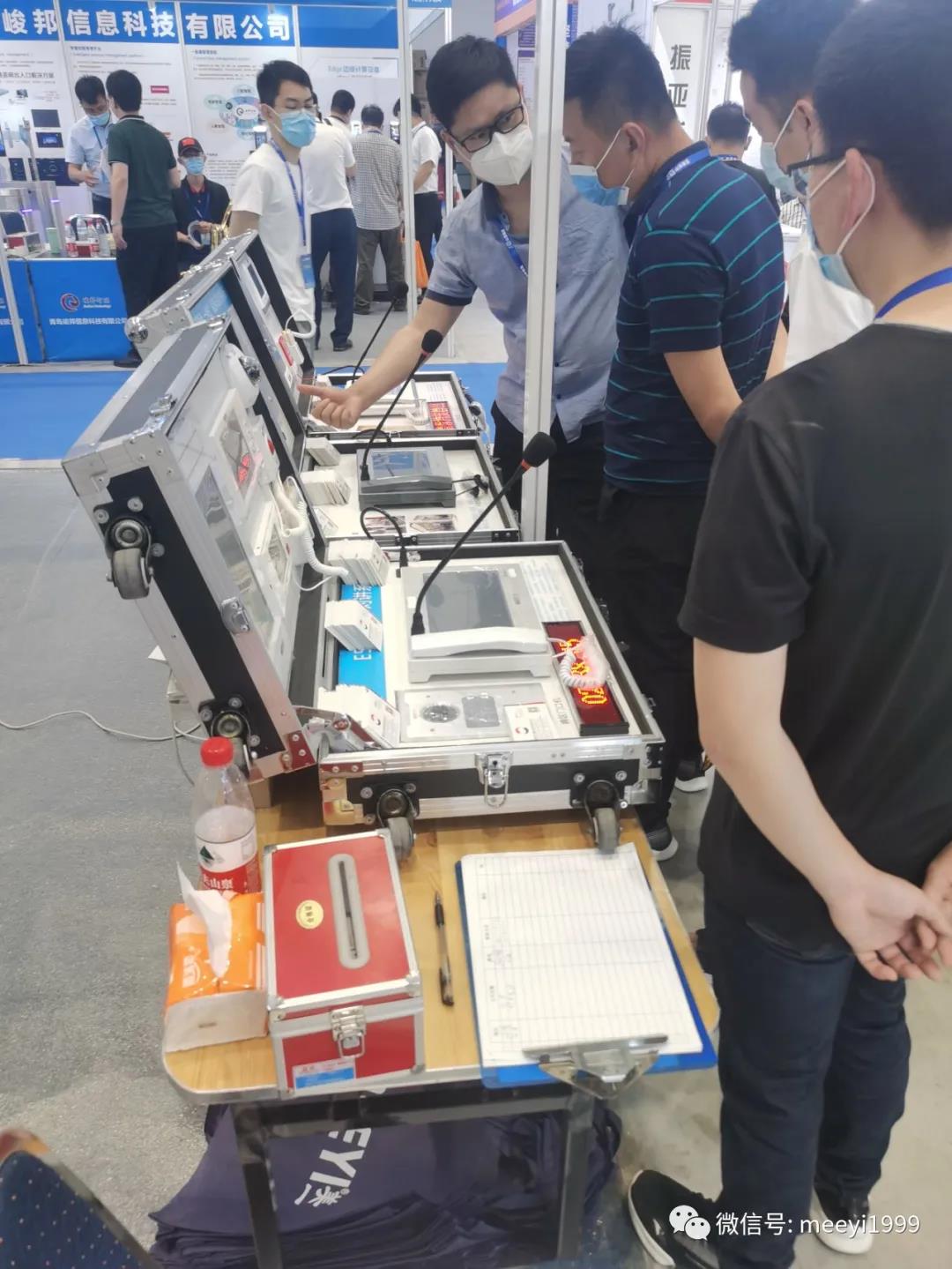 美一人員演示可視對(duì)講設(shè)備 美一人員演示可視對(duì)講設(shè)備